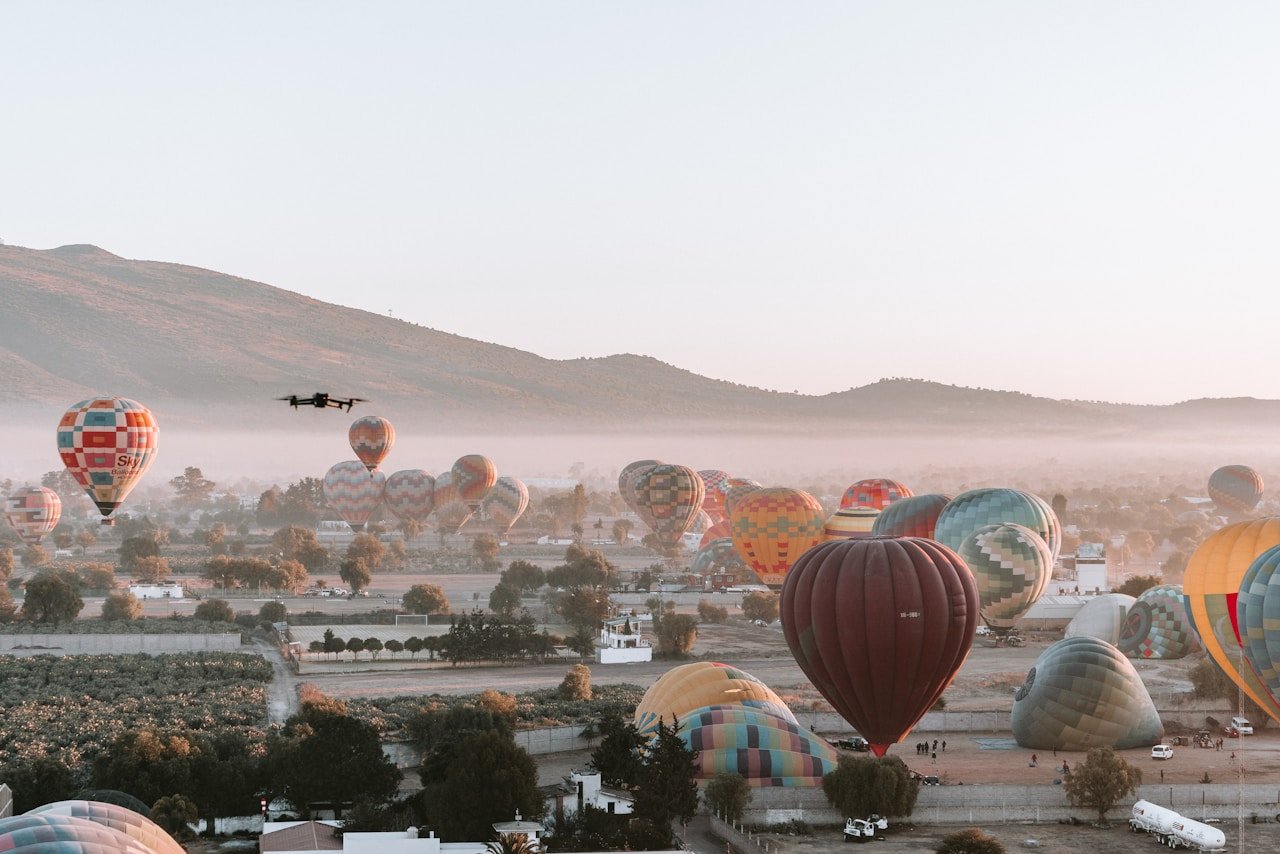Balões de ar quente coloridos sobrevoando a paisagem ao amanhecer — experiência inesquecível em Orlando