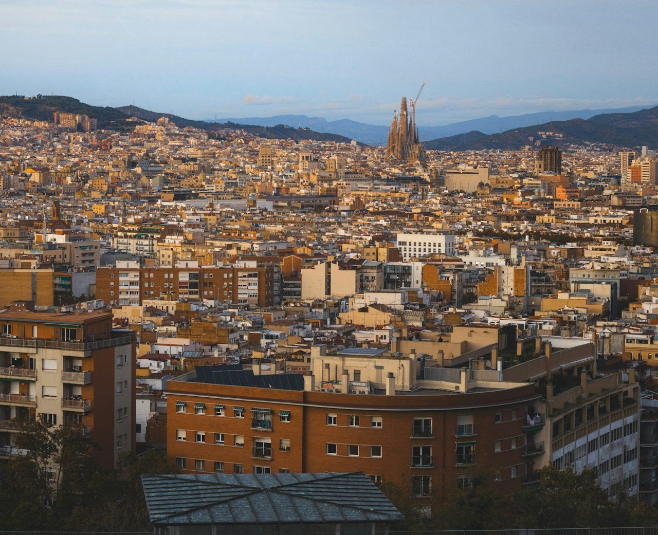 Vista aérea de Barcelona com a Sagrada Família ao fundo — destino imperdível no roteiro europeu