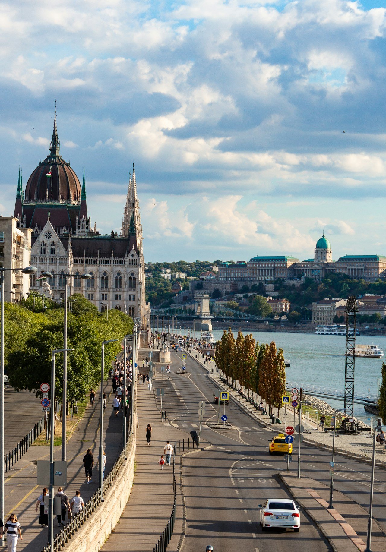 Parlamento de Budapeste às margens do Rio Danúbio ao entardecer — um dos cenários mais bonitos da Europa