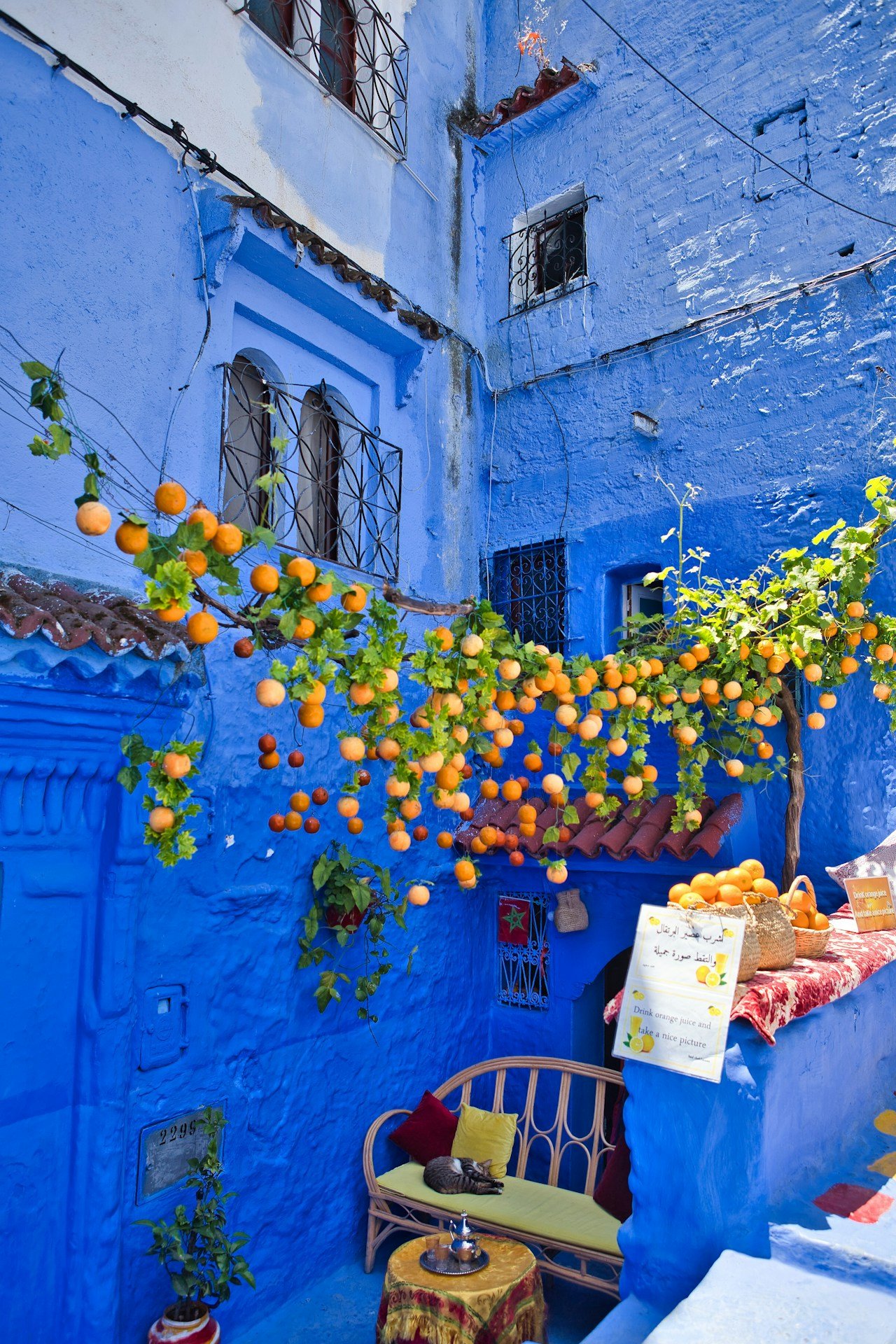 Beco azul de Chefchaouen, Marrocos — uma das cidades mais fotogênicas e baratas do mundo