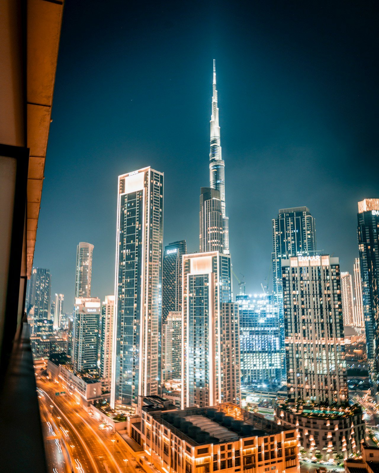 Skyline de Dubai com o Burj Khalifa iluminado à noite — o destino de luxo mais extravagante do mundo