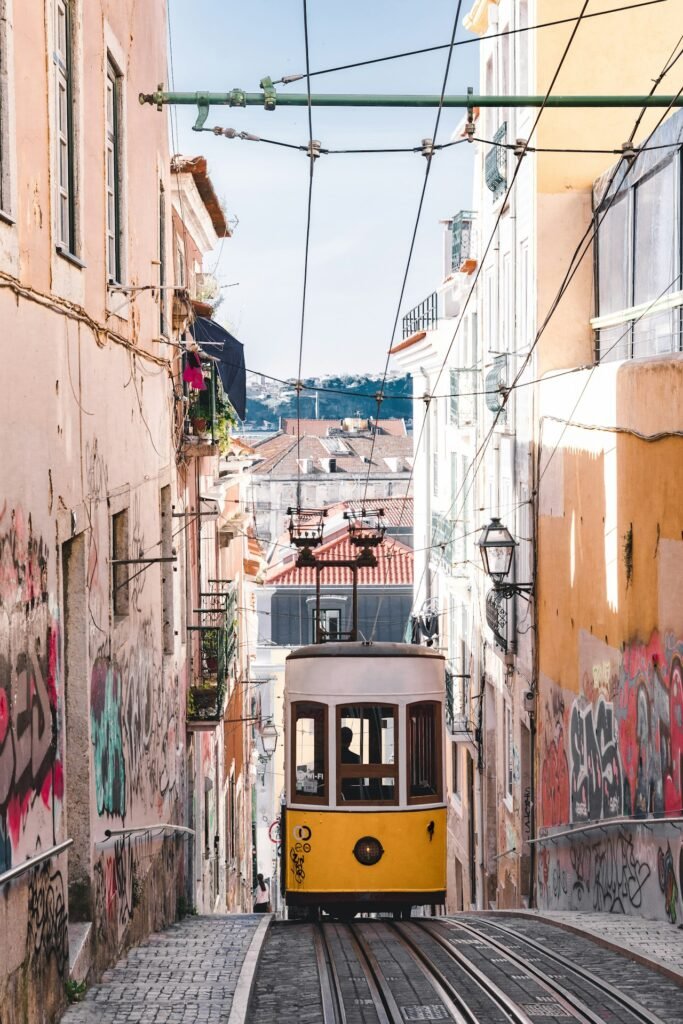 Bonde amarelo em Lisboa, Portugal — um dos destinos mais baratos da Europa para 15 dias de viagem