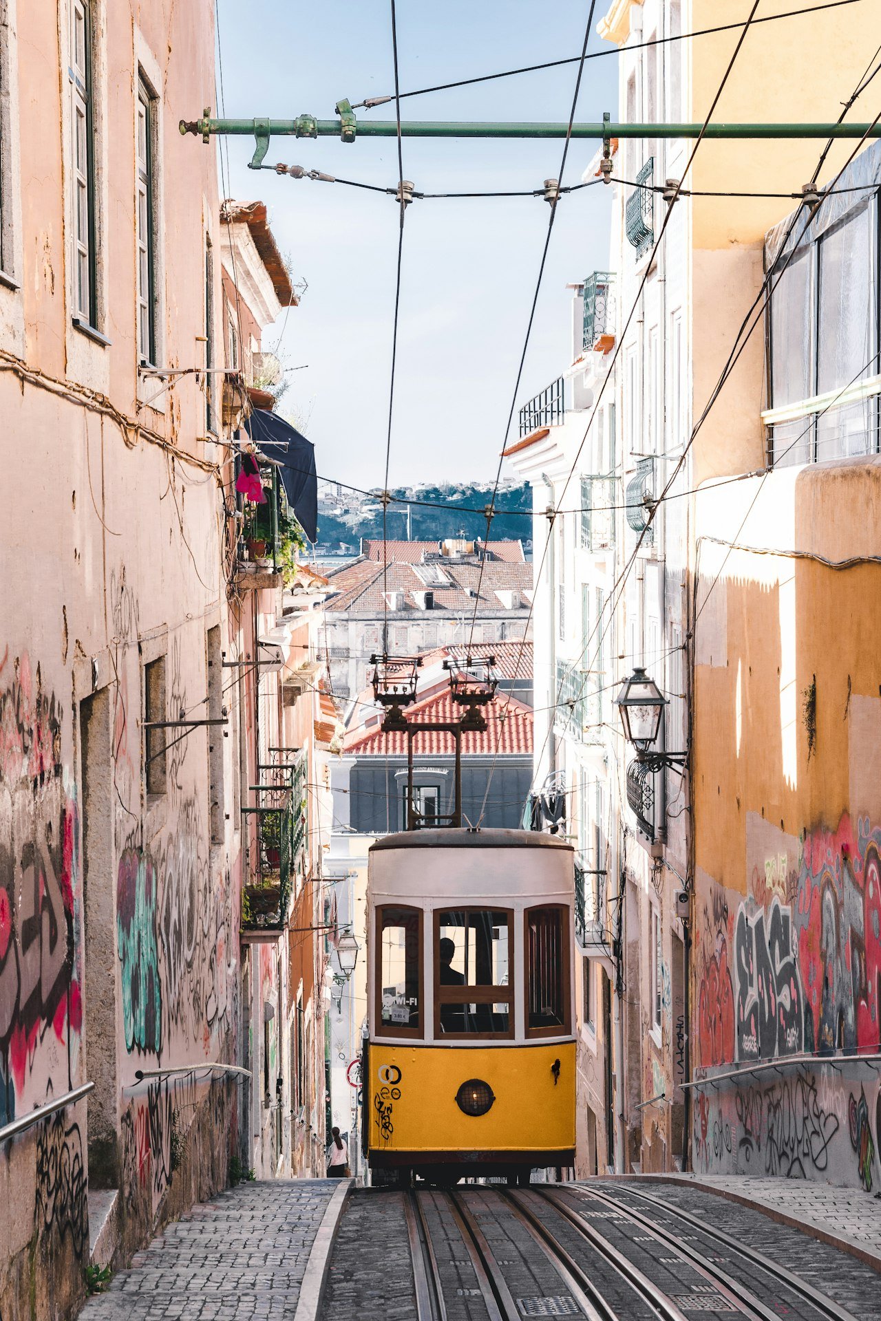 Bonde amarelo em Lisboa, Portugal — um dos destinos mais baratos da Europa para 15 dias de viagem