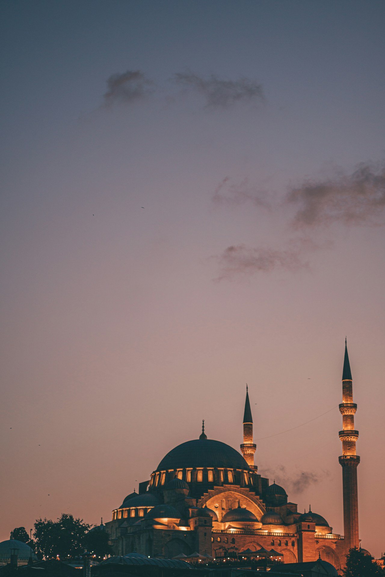Hagia Sophia ao pôr do sol em Istambul, Turquia — um dos destinos mais surpreendentes e baratos da Europa