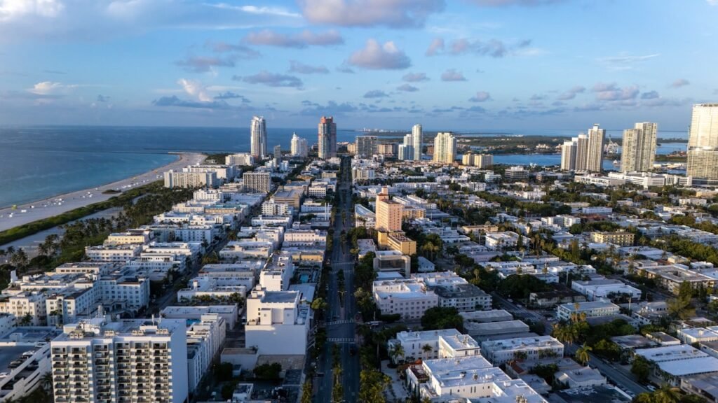 Vista aerea de Miami Beach em dia ensolarado — melhores bairros e hoteis para se hospedar em Miami