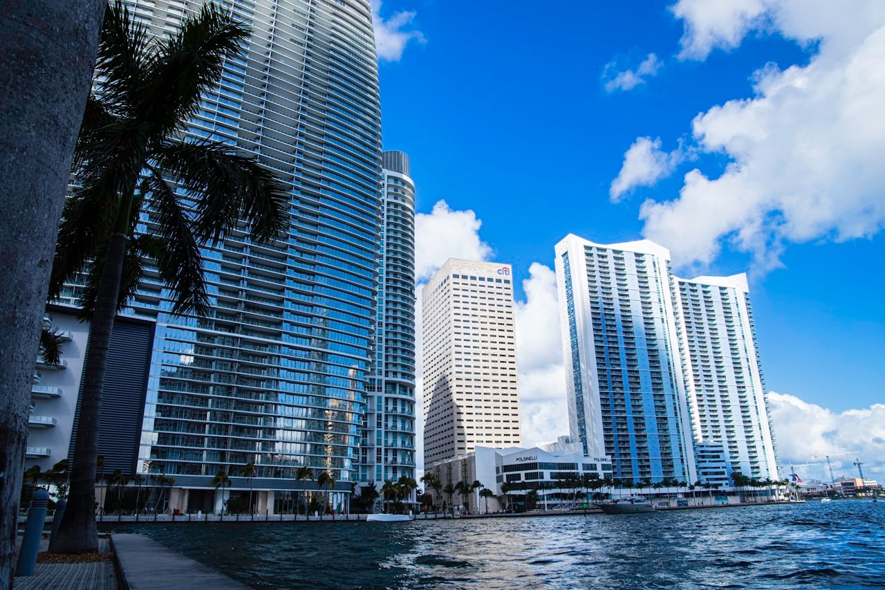 Skyline de Miami ao entardecer — uma das cidades mais vibrantes dos Estados Unidos