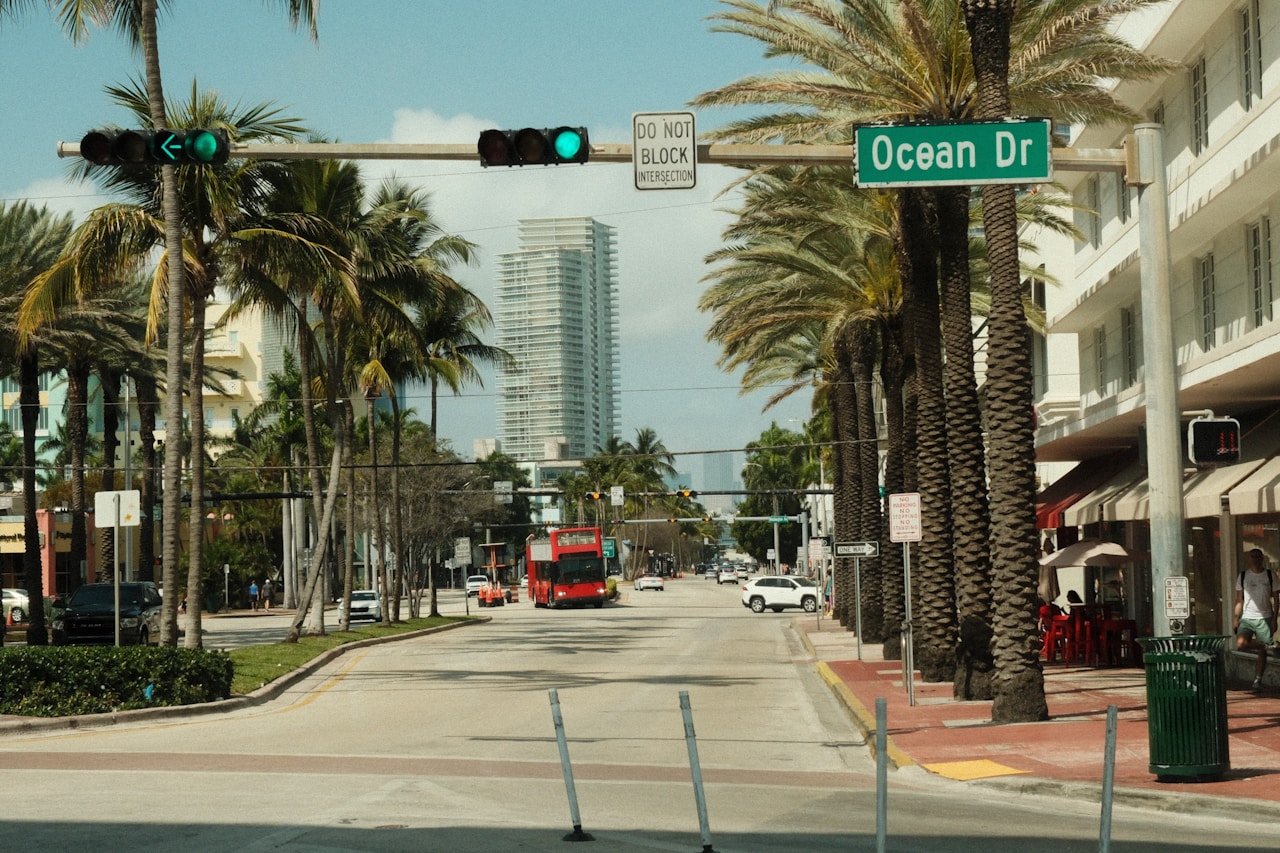 Ocean Drive em Miami Beach com palmeiras — a avenida mais famosa da Flórida