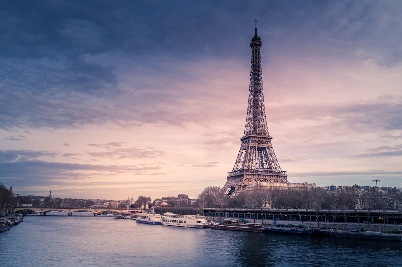 Vista de Paris ao entardecer com a Torre Eiffel ao fundo, um dos principais destinos de luxo da Europa