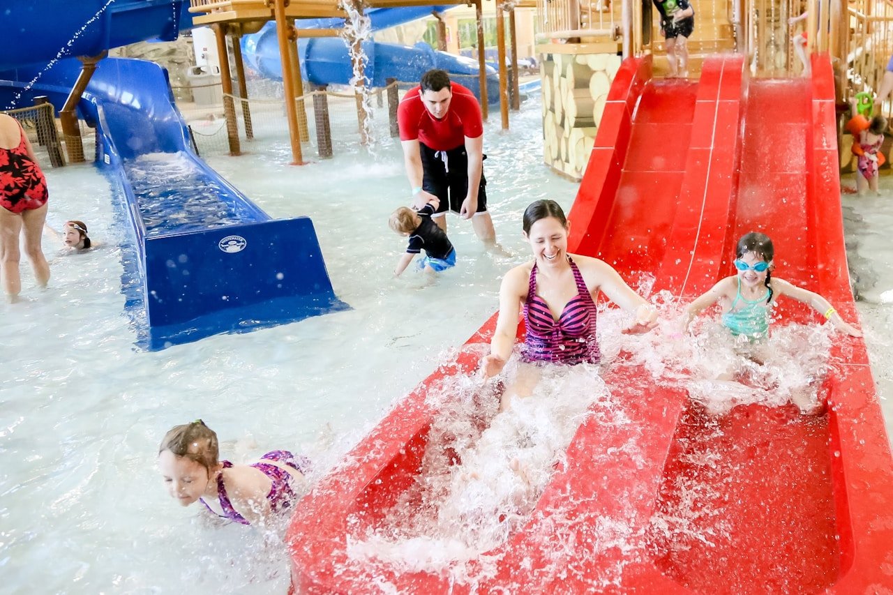 Crianças se divertindo em parque aquático — diversão garantida para toda a família nas férias