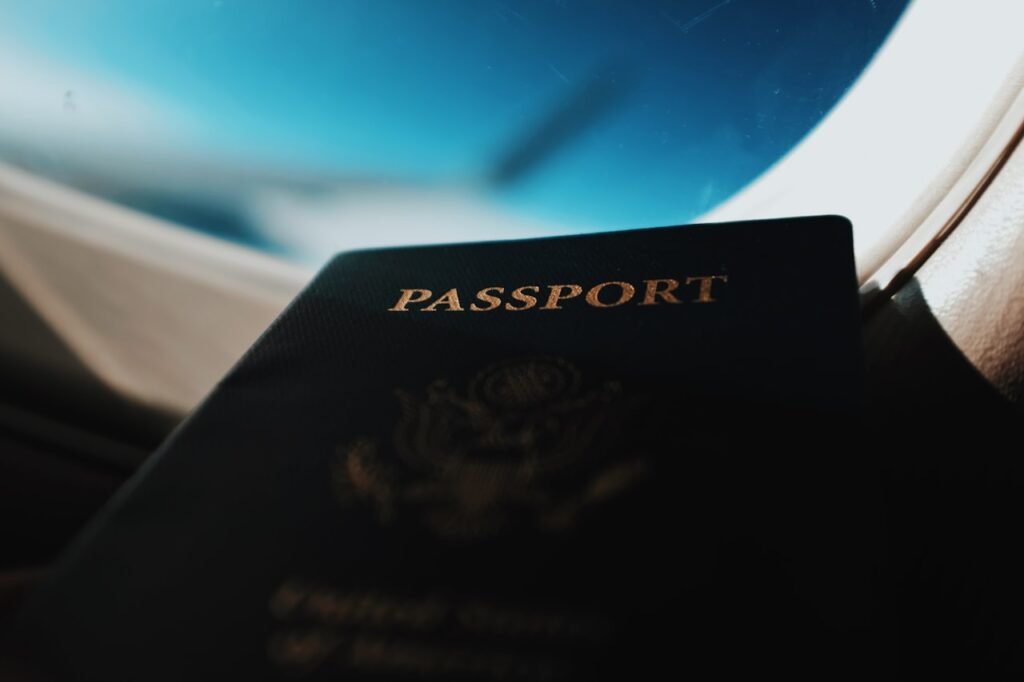 Passaporte com silhueta de aviao ao fundo — documentos essenciais para a primeira viagem internacional