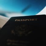 Passaporte com silhueta de aviao ao fundo — documentos essenciais para a primeira viagem internacional