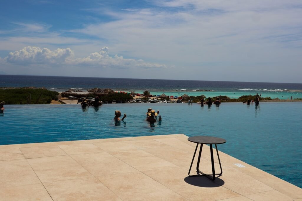 Piscina infinita com vista para o oceano em resort de luxo — destinos exclusivos pelo mundo