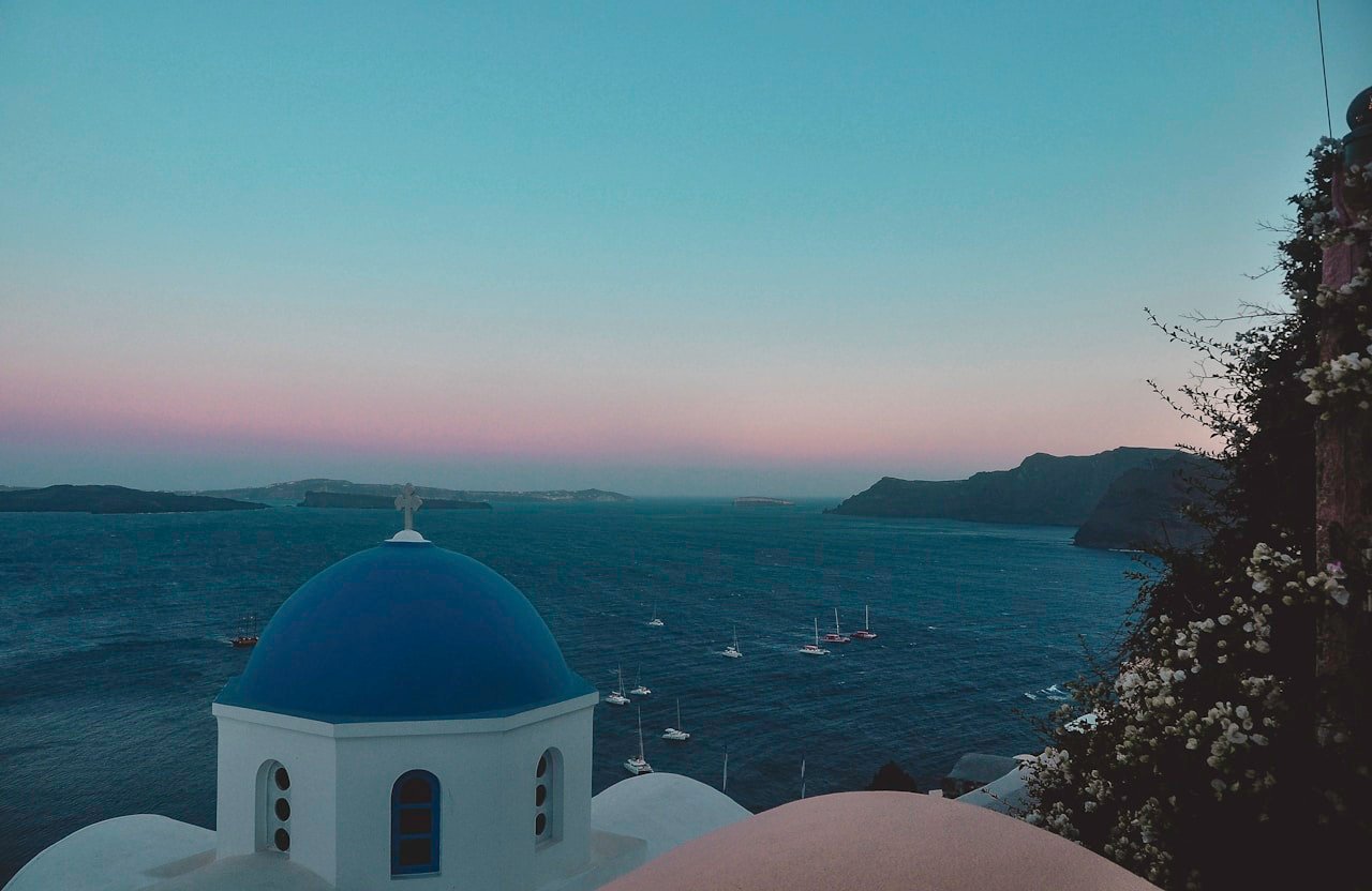 Igrejas de cúpula azul em Santorini, Grécia — o destino mais romântico do Mediterrâneo