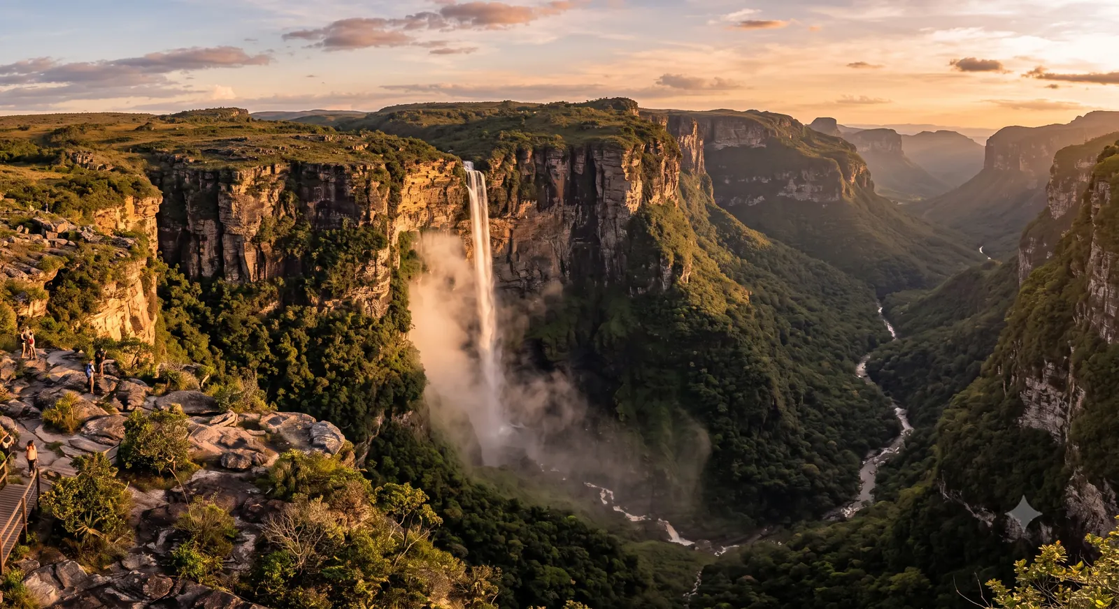 Vista panorâmica da Cachoeira da Fumaça na Chapada Diamantina, água caindo de 340 metros se transformando em neblina