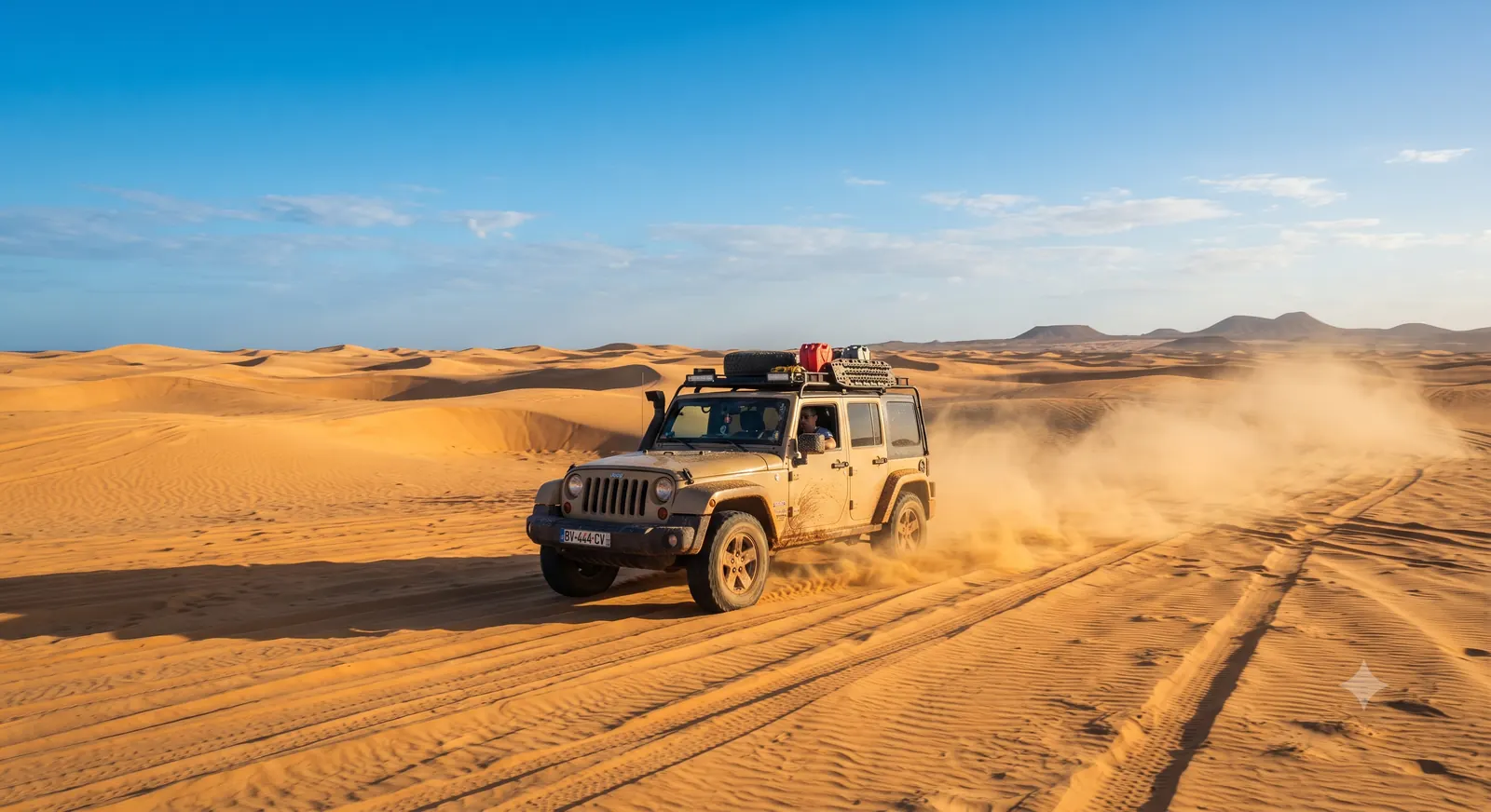 Jipe atravessando dunas de deserto na Ilha de Boa Vista, Cabo Verde