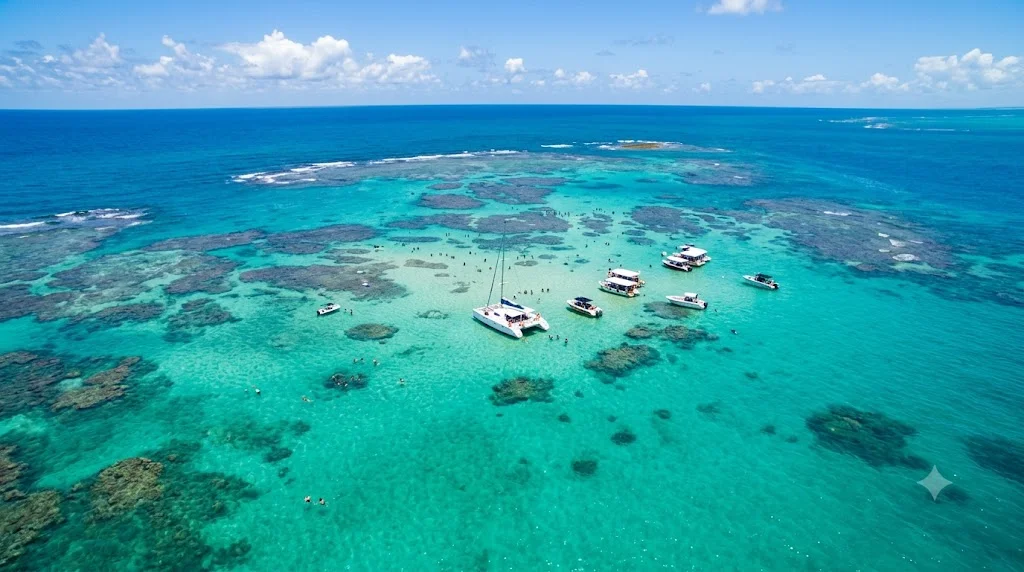 Piscinas naturais (gales) de Maragogi com agua turquesa cristalina e barcos