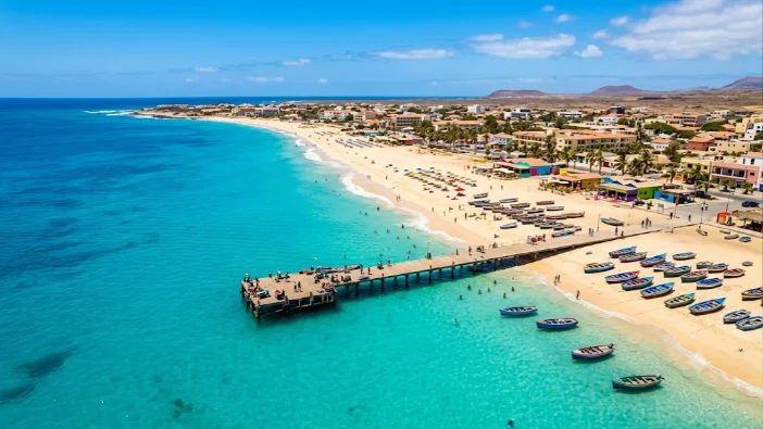 Praia de Santa Maria na ilha do Sal com mar calmo e ceu azul, melhor epoca para visitar Cabo Verde
