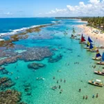 Piscinas naturais de Porto de Galinhas com jangadas coloridas e agua cristalina na mare baixa