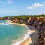 Falesias douradas de Praia de Pipa sobre o mar turquesa
