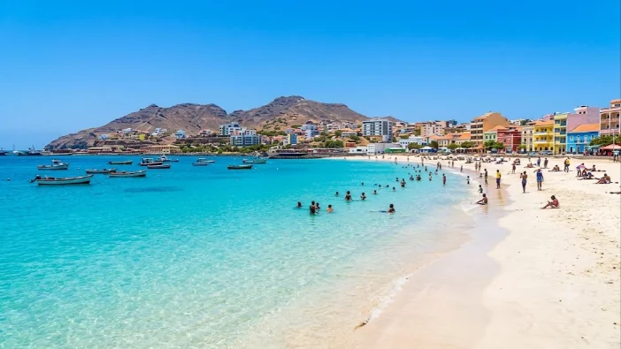 Praia da Laginha em Mindelo, Sao Vicente, com agua turquesa e areia branca