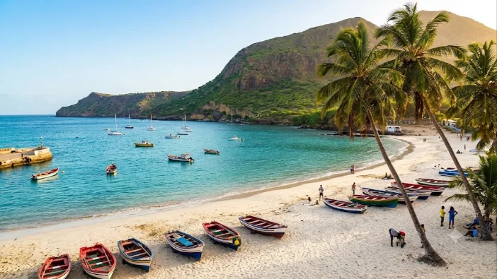 Baia da praia de Tarrafal em Santiago com coqueiros e barcos de pesca