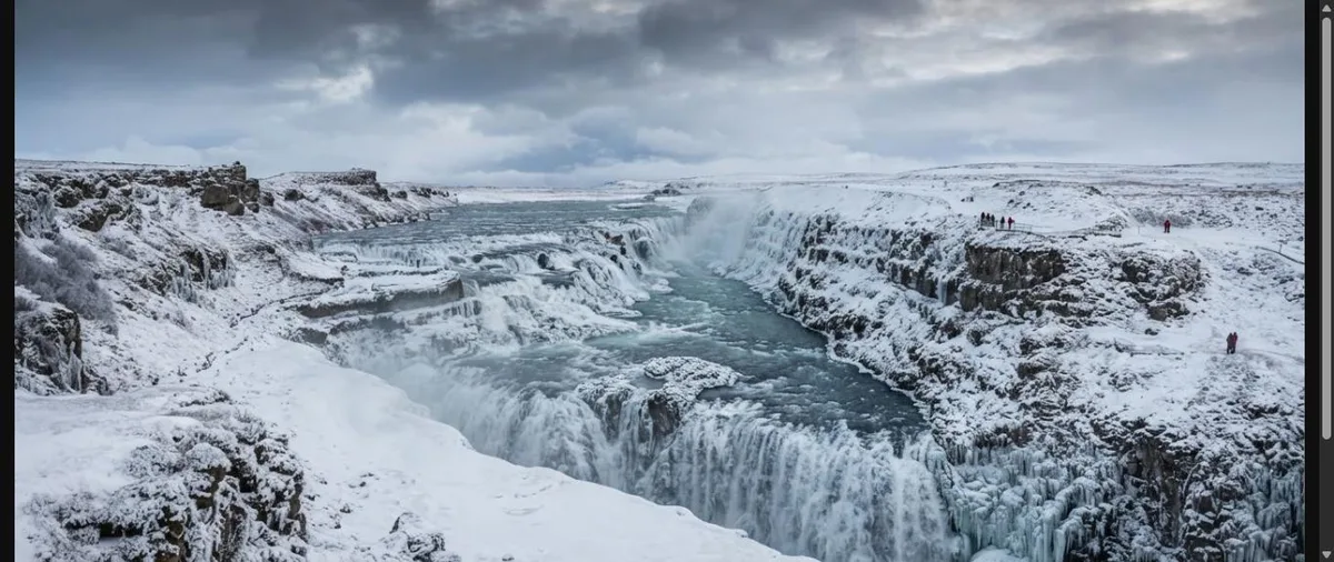 Cachoeira Gullfoss no Golden Circle da Islândia com neblina e neve nas margens
