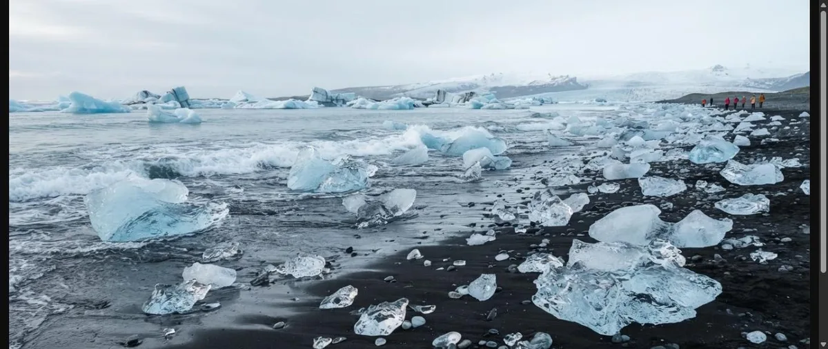 Blocos de gelo na Diamond Beach ao lado da lagoa glacial de Jökulsárlón na Islândia