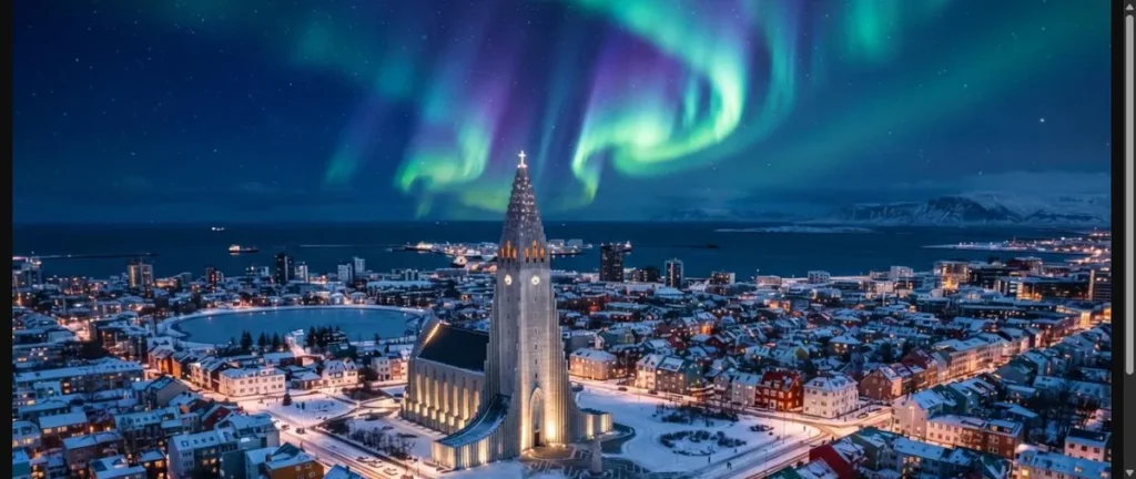 Vista aérea de Reykjavik com aurora boreal verde e roxa sobre a igreja Hallgrímskirkja