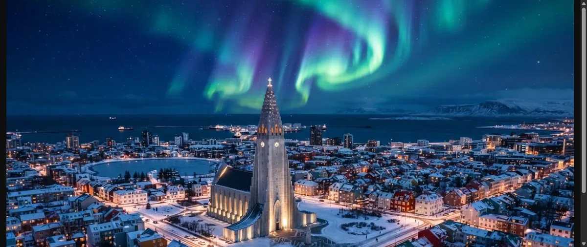 Vista aérea de Reykjavik com aurora boreal verde e roxa sobre a igreja Hallgrímskirkja