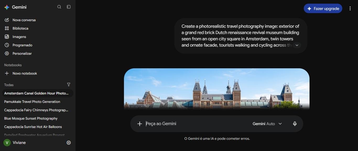 Fachada do Rijksmuseum vista da praça Museumplein em Amsterdã