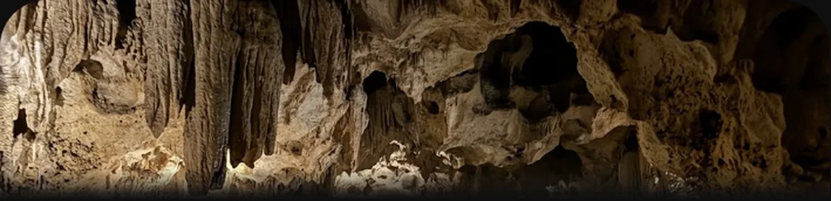 Interior da Harrison's Cave em Barbados, caverna de coral com estalactites iluminadas