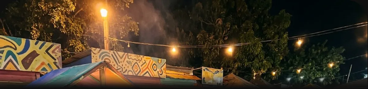 Barracas iluminadas do Oistins Fish Fry à noite em Barbados